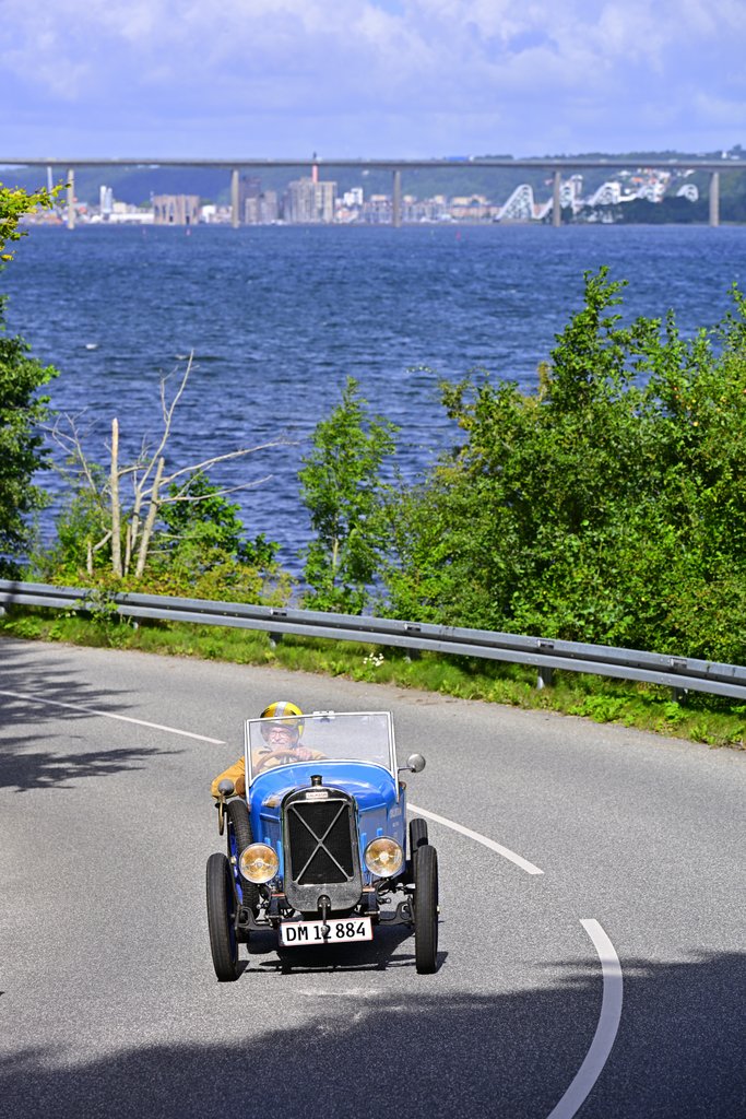 Med Vejle Fjord som en malerisk kulisse kører Per Nielsen fra Slangerup sin 101 år gamle Salmson VAL 3 op ad bjerget.
(Foto: Michael Eisenberg)